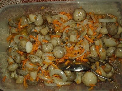 Ciuperci champignon marinate rapid cu ceapa si morcov